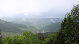 Dieses Bild zeigt eine Webcam-Aufnahme vom Achertal, aufgenommen am Freitag, den 15.05.2026 um 14:00 Uhr. Die Temperatur betrug 6.8°C.