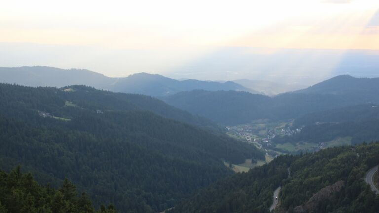 Dieses Bild zeigt eine Webcam-Aufnahme vom Achertal, aufgenommen am Sonntag, den 13.07.2025 um 20:30 Uhr. Die Temperatur betrug 21°C.