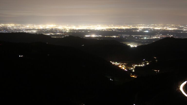 Dieses Bild zeigt eine Webcam-Aufnahme vom Achertal, aufgenommen am Donnerstag, den 13.11.2025 um 18:20 Uhr. Die Temperatur betrug 15.6°C.