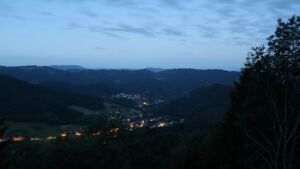 Dieses Bild zeigt eine Webcam-Aufnahme vom Achertal, aufgenommen am Montag, den 15.06.2026 um 04:30 Uhr. Die Temperatur betrug 10.6°C.