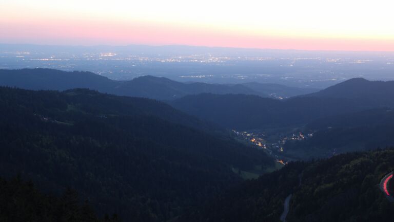 Dieses Bild zeigt eine Webcam-Aufnahme vom Achertal, aufgenommen am Freitag, den 09.05.2025 um 21:40 Uhr. Die Temperatur betrug 7.1°C.