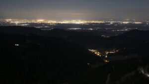 Dieses Bild zeigt eine Webcam-Aufnahme vom Achertal, aufgenommen am Mittwoch, den 10.12.2025 um 01:30 Uhr. Die Temperatur betrug 7.6°C.