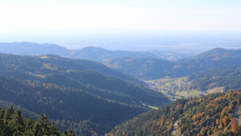Dieses Bild zeigt eine Webcam-Aufnahme vom Achertal, aufgenommen am Samstag, den 18.10.2025 um 15:50 Uhr. Die Temperatur betrug 8.2°C.