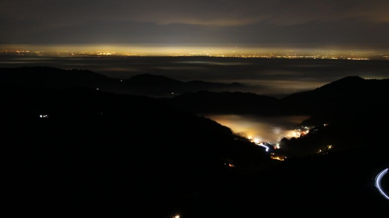 Dieses Bild zeigt eine Webcam-Aufnahme vom Achertal, aufgenommen am Sonntag, den 21.12.2025 um 22:30 Uhr. Die Temperatur betrug 6.9°C.