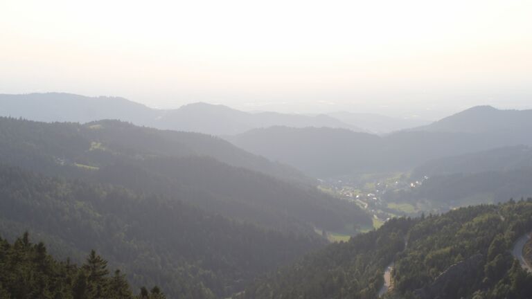 Dieses Bild zeigt eine Webcam-Aufnahme vom Achertal, aufgenommen am Dienstag, den 19.08.2025 um 19:10 Uhr. Die Temperatur betrug 21°C.