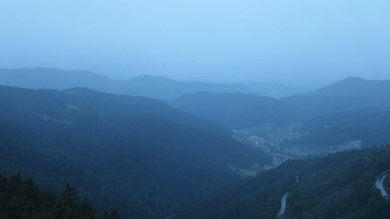 Dieses Bild zeigt eine Webcam-Aufnahme vom Achertal, aufgenommen am Samstag, den 24.05.2025 um 21:30 Uhr. Die Temperatur betrug 5.7°C.