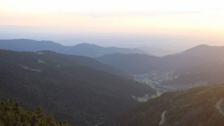 Dieses Bild zeigt eine Webcam-Aufnahme vom Achertal, aufgenommen am Freitag, den 11.07.2025 um 21:00 Uhr. Die Temperatur betrug 15.6°C.