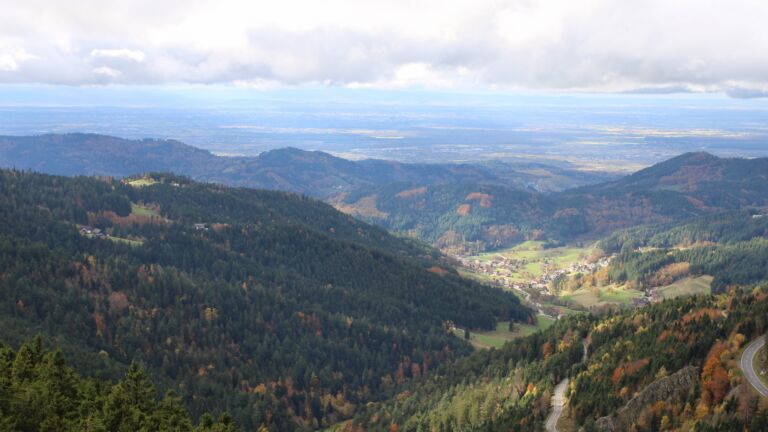 Dieses Bild zeigt eine Webcam-Aufnahme vom Achertal, aufgenommen am Dienstag, den 28.10.2025 um 14:00 Uhr. Die Temperatur betrug 6.5°C.