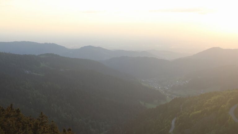 Dieses Bild zeigt eine Webcam-Aufnahme vom Achertal, aufgenommen am Freitag, den 08.05.2026 um 20:20 Uhr. Die Temperatur betrug 10.6°C.