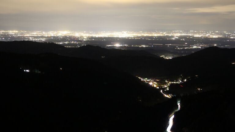 Dieses Bild zeigt eine Webcam-Aufnahme vom Achertal, aufgenommen am Mittwoch, den 29.10.2025 um 19:00 Uhr. Die Temperatur betrug 10.8°C.