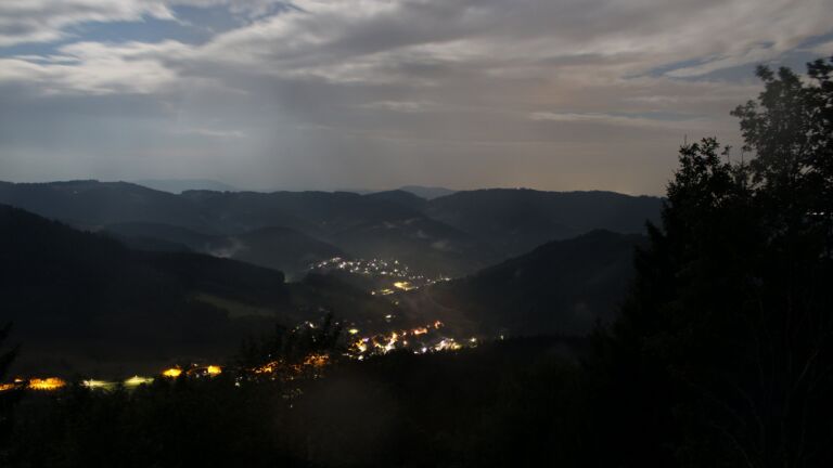 Dieses Bild zeigt eine Webcam-Aufnahme vom Achertal, aufgenommen am Samstag, den 01.08.2026 um 04:10 Uhr. Die Temperatur betrug 16.4°C.