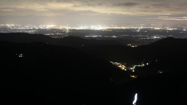 Dieses Bild zeigt eine Webcam-Aufnahme vom Achertal, aufgenommen am Freitag, den 12.09.2025 um 21:00 Uhr. Die Temperatur betrug 10.4°C.