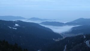 Dieses Bild zeigt eine Webcam-Aufnahme vom Achertal, aufgenommen am Sonntag, den 01.02.2026 um 07:30 Uhr. Die Temperatur betrug 2.7°C.