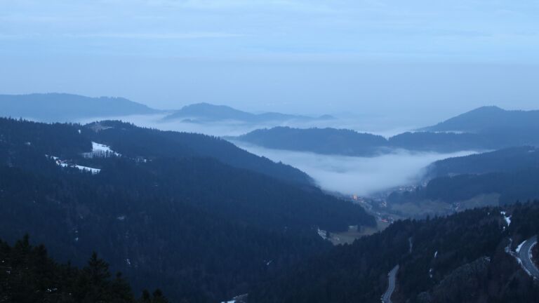 Dieses Bild zeigt eine Webcam-Aufnahme vom Achertal, aufgenommen am Sonntag, den 01.02.2026 um 07:30 Uhr. Die Temperatur betrug 2.7°C.