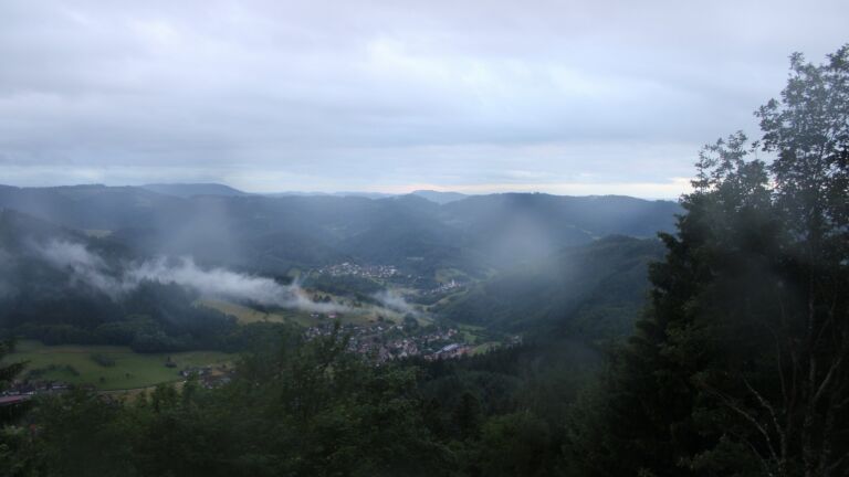 Dieses Bild zeigt eine Webcam-Aufnahme vom Achertal, aufgenommen am Freitag, den 12.06.2026 um 21:10 Uhr. Die Temperatur betrug 12.8°C.