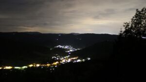 Dieses Bild zeigt eine Webcam-Aufnahme vom Achertal, aufgenommen am Samstag, den 16.05.2026 um 23:00 Uhr. Die Temperatur betrug 6.6°C.
