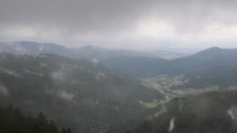 Dieses Bild zeigt eine Webcam-Aufnahme vom Achertal, aufgenommen am Sonntag, den 08.06.2025 um 13:20 Uhr. Die Temperatur betrug 6.2°C.