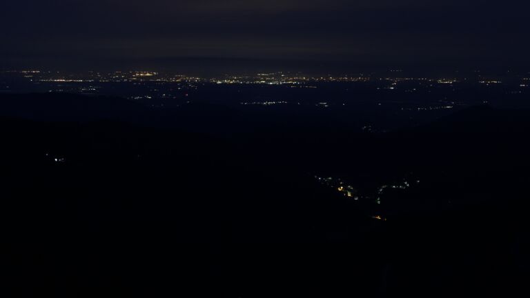 Dieses Bild zeigt eine Webcam-Aufnahme vom Achertal, aufgenommen am Samstag, den 26.07.2025 um 04:50 Uhr. Die Temperatur betrug 13.9°C.