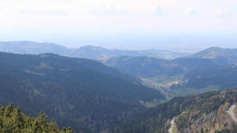 Dieses Bild zeigt eine Webcam-Aufnahme vom Achertal, aufgenommen am Freitag, den 17.04.2026 um 15:00 Uhr. Die Temperatur betrug 15.6°C.