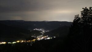 Dieses Bild zeigt eine Webcam-Aufnahme vom Achertal, aufgenommen am Mittwoch, den 30.09.2026 um 22:00 Uhr. Die Temperatur betrug 22.8°C.