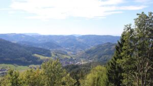 Dieses Bild zeigt eine Webcam-Aufnahme vom Achertal, aufgenommen am Sonntag, den 27.09.2026 um 13:50 Uhr. Die Temperatur betrug 29.1°C.