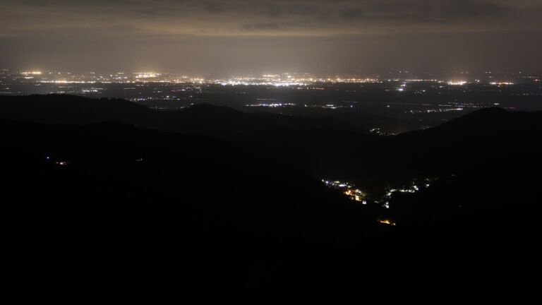 Dieses Bild zeigt eine Webcam-Aufnahme vom Achertal, aufgenommen am Freitag, den 23.05.2025 um 02:00 Uhr. Die Temperatur betrug 5.4°C.