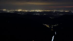 Dieses Bild zeigt eine Webcam-Aufnahme vom Achertal, aufgenommen am Samstag, den 18.04.2026 um 21:30 Uhr. Die Temperatur betrug 11.9°C.