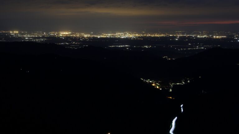 Dieses Bild zeigt eine Webcam-Aufnahme vom Achertal, aufgenommen am Samstag, den 18.04.2026 um 21:30 Uhr. Die Temperatur betrug 11.9°C.