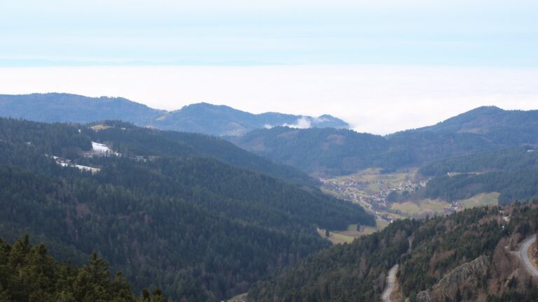 Dieses Bild zeigt eine Webcam-Aufnahme vom Achertal, aufgenommen am Mittwoch, den 04.02.2026 um 13:30 Uhr. Die Temperatur betrug 2.1°C.