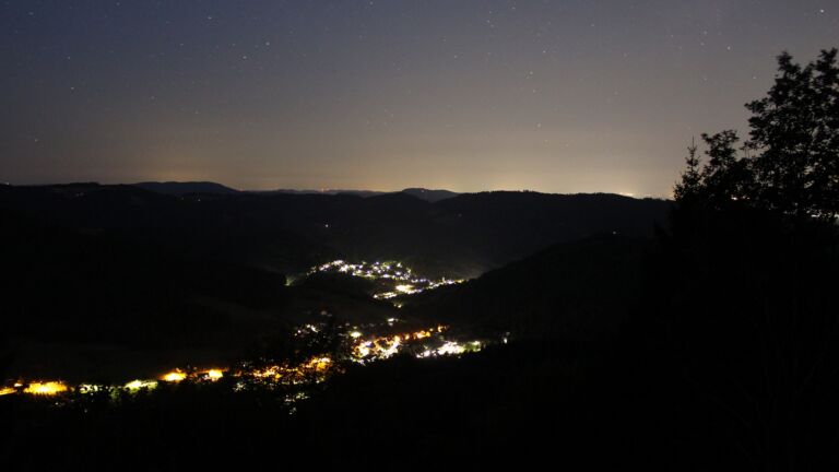 Dieses Bild zeigt eine Webcam-Aufnahme vom Achertal, aufgenommen am Samstag, den 25.07.2026 um 04:10 Uhr. Die Temperatur betrug 20.7°C.