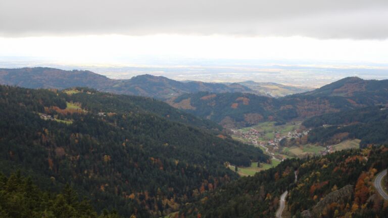Dieses Bild zeigt eine Webcam-Aufnahme vom Achertal, aufgenommen am Dienstag, den 28.10.2025 um 15:00 Uhr. Die Temperatur betrug 5.7°C.
