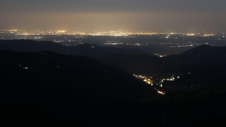 Dieses Bild zeigt eine Webcam-Aufnahme vom Achertal, aufgenommen am Mittwoch, den 11.06.2025 um 23:40 Uhr. Die Temperatur betrug 13.2°C.