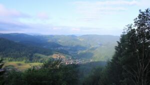 Dieses Bild zeigt eine Webcam-Aufnahme vom Achertal, aufgenommen am Montag, den 01.06.2026 um 07:20 Uhr. Die Temperatur betrug 12.2°C.