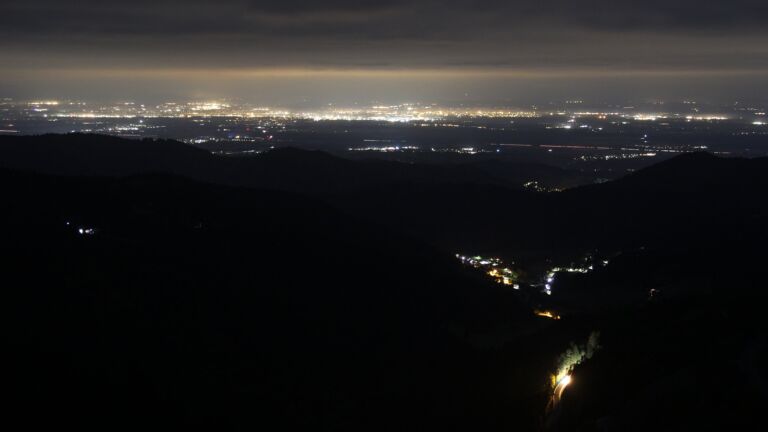 Dieses Bild zeigt eine Webcam-Aufnahme vom Achertal, aufgenommen am Dienstag, den 14.10.2025 um 04:30 Uhr. Die Temperatur betrug 6.4°C.