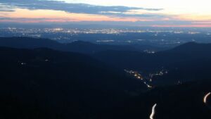 Dieses Bild zeigt eine Webcam-Aufnahme vom Achertal, aufgenommen am Donnerstag, den 16.04.2026 um 21:10 Uhr. Die Temperatur betrug 11.7°C.