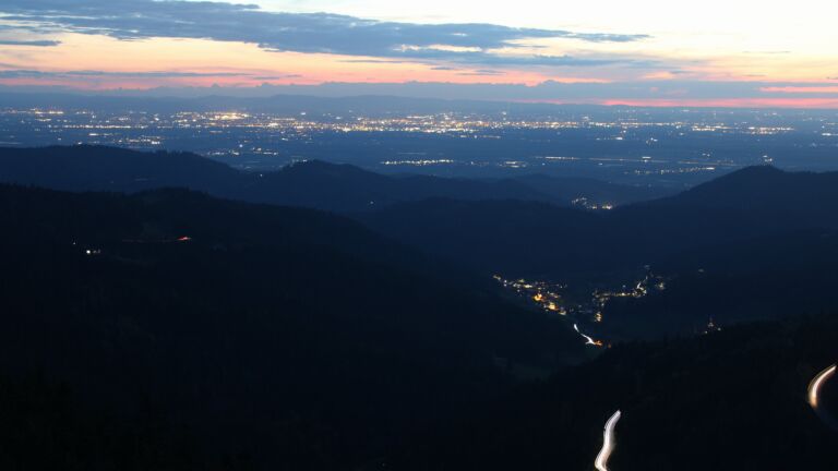 Dieses Bild zeigt eine Webcam-Aufnahme vom Achertal, aufgenommen am Donnerstag, den 16.04.2026 um 21:10 Uhr. Die Temperatur betrug 11.7°C.