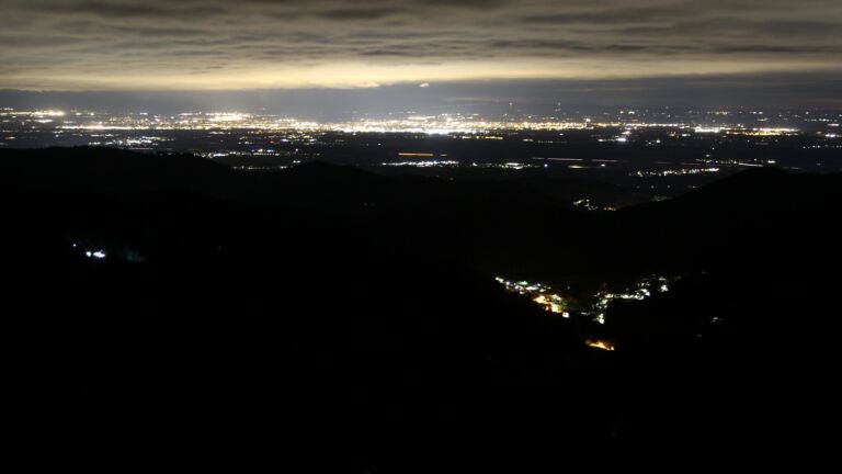 Dieses Bild zeigt eine Webcam-Aufnahme vom Achertal, aufgenommen am Mittwoch, den 29.10.2025 um 00:00 Uhr. Die Temperatur betrug 5.6°C.