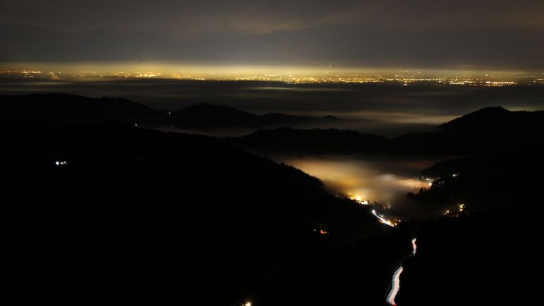 Dieses Bild zeigt eine Webcam-Aufnahme vom Achertal, aufgenommen am Sonntag, den 21.12.2025 um 22:00 Uhr. Die Temperatur betrug 7.2°C.