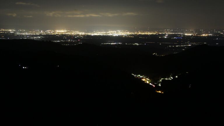 Dieses Bild zeigt eine Webcam-Aufnahme vom Achertal, aufgenommen am Samstag, den 30.08.2025 um 23:30 Uhr. Die Temperatur betrug 11.4°C.
