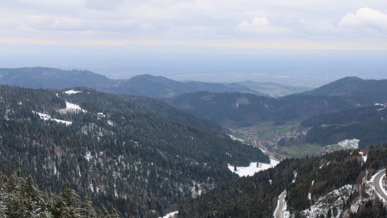 Dieses Bild zeigt eine Webcam-Aufnahme vom Achertal, aufgenommen am Sonntag, den 29.03.2026 um 16:10 Uhr. Die Temperatur betrug 2°C.