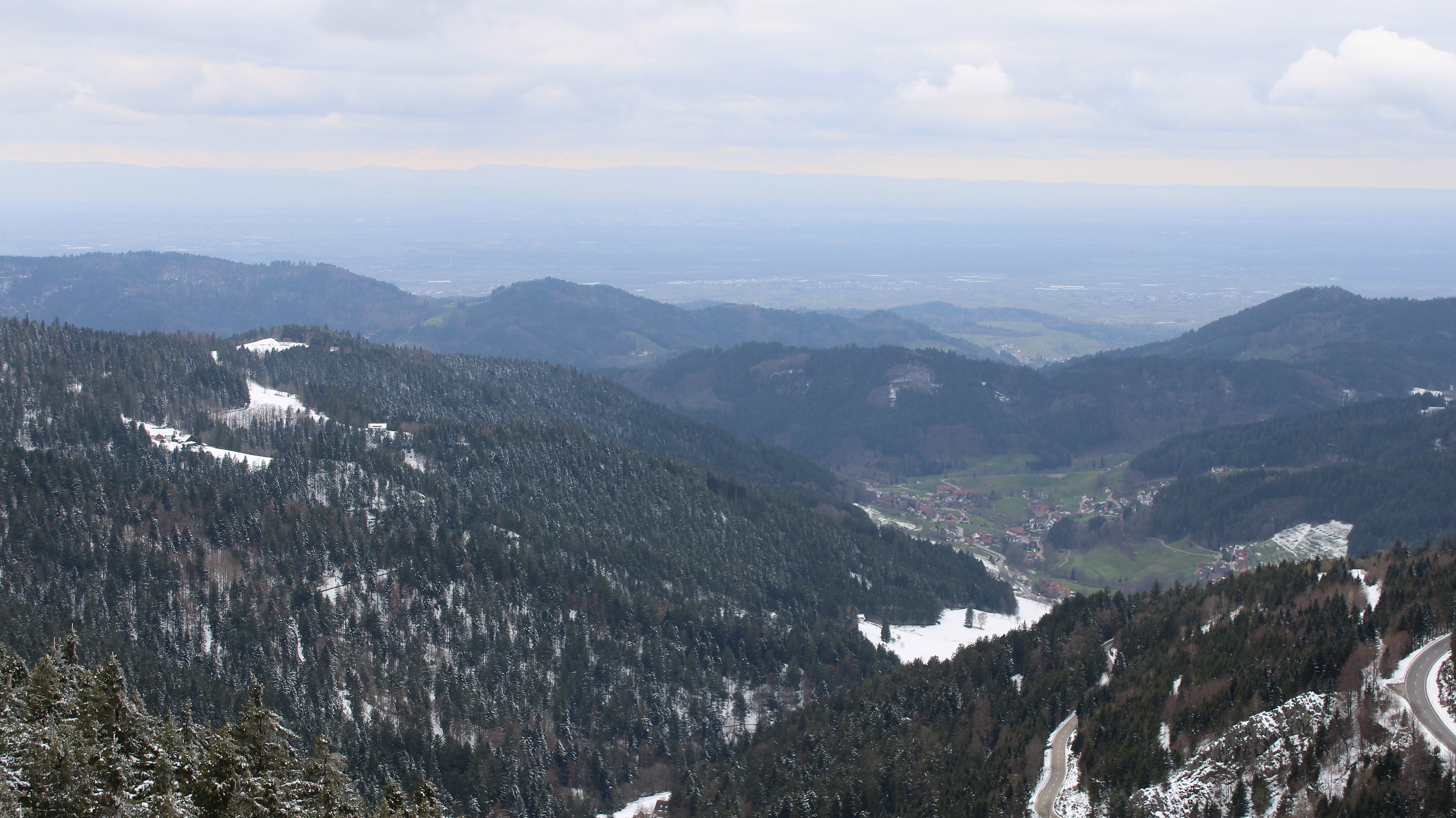 Dieses Bild zeigt eine Webcam-Aufnahme vom Achertal, aufgenommen am Sonntag, den 29.03.2026 um 16:10 Uhr. Die Temperatur betrug 2°C.