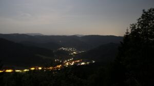 Dieses Bild zeigt eine Webcam-Aufnahme vom Achertal, aufgenommen am Dienstag, den 26.05.2026 um 23:30 Uhr. Die Temperatur betrug 23.5°C.