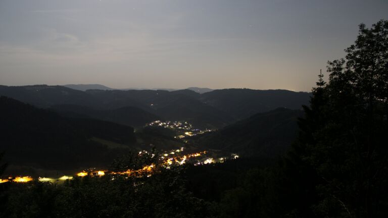 Dieses Bild zeigt eine Webcam-Aufnahme vom Achertal, aufgenommen am Dienstag, den 26.05.2026 um 23:30 Uhr. Die Temperatur betrug 23.5°C.
