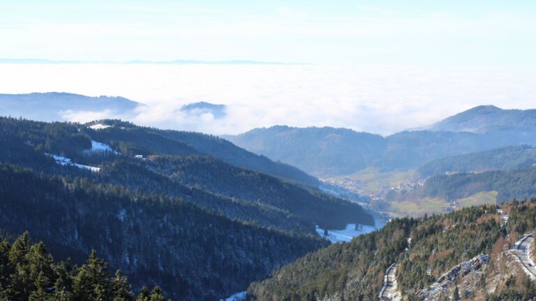 Dieses Bild zeigt eine Webcam-Aufnahme vom Achertal, aufgenommen am Samstag, den 22.11.2025 um 13:30 Uhr. Die Temperatur betrug -1.6°C.