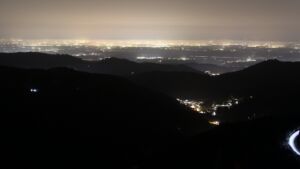 Dieses Bild zeigt eine Webcam-Aufnahme vom Achertal, aufgenommen am Freitag, den 06.03.2026 um 20:00 Uhr. Die Temperatur betrug 10.9°C.