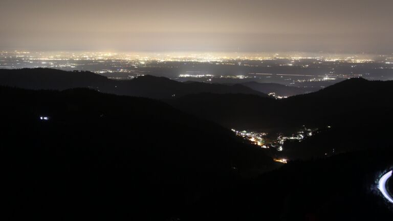 Dieses Bild zeigt eine Webcam-Aufnahme vom Achertal, aufgenommen am Freitag, den 06.03.2026 um 20:00 Uhr. Die Temperatur betrug 10.9°C.