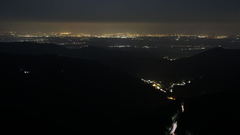 Dieses Bild zeigt eine Webcam-Aufnahme vom Achertal, aufgenommen am Sonntag, den 12.10.2025 um 23:00 Uhr. Die Temperatur betrug 6.1°C.