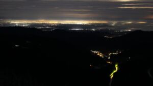 Dieses Bild zeigt eine Webcam-Aufnahme vom Achertal, aufgenommen am Dienstag, den 02.12.2025 um 04:00 Uhr. Die Temperatur betrug 1.8°C.