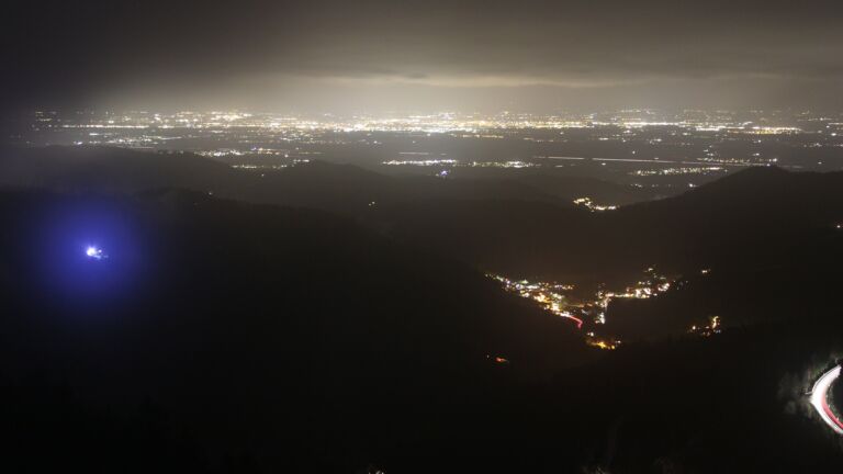 Dieses Bild zeigt eine Webcam-Aufnahme vom Achertal, aufgenommen am Samstag, den 06.12.2025 um 18:30 Uhr. Die Temperatur betrug 3.4°C.