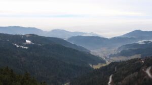 Dieses Bild zeigt eine Webcam-Aufnahme vom Achertal, aufgenommen am Dienstag, den 03.02.2026 um 12:00 Uhr. Die Temperatur betrug 2.4°C.